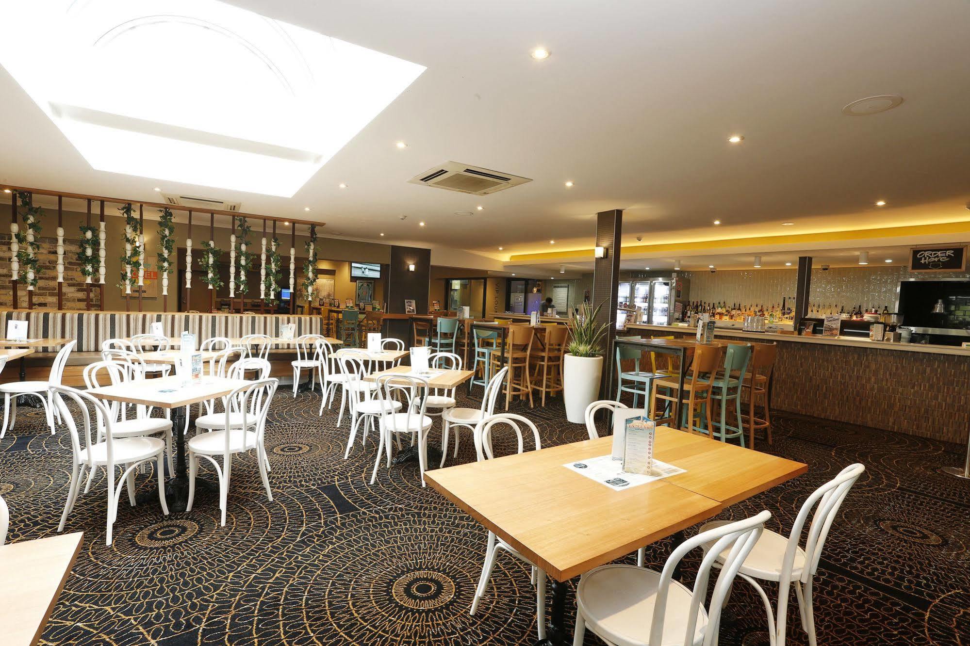 The Lakes Hotel Entrance Exteriér fotografie